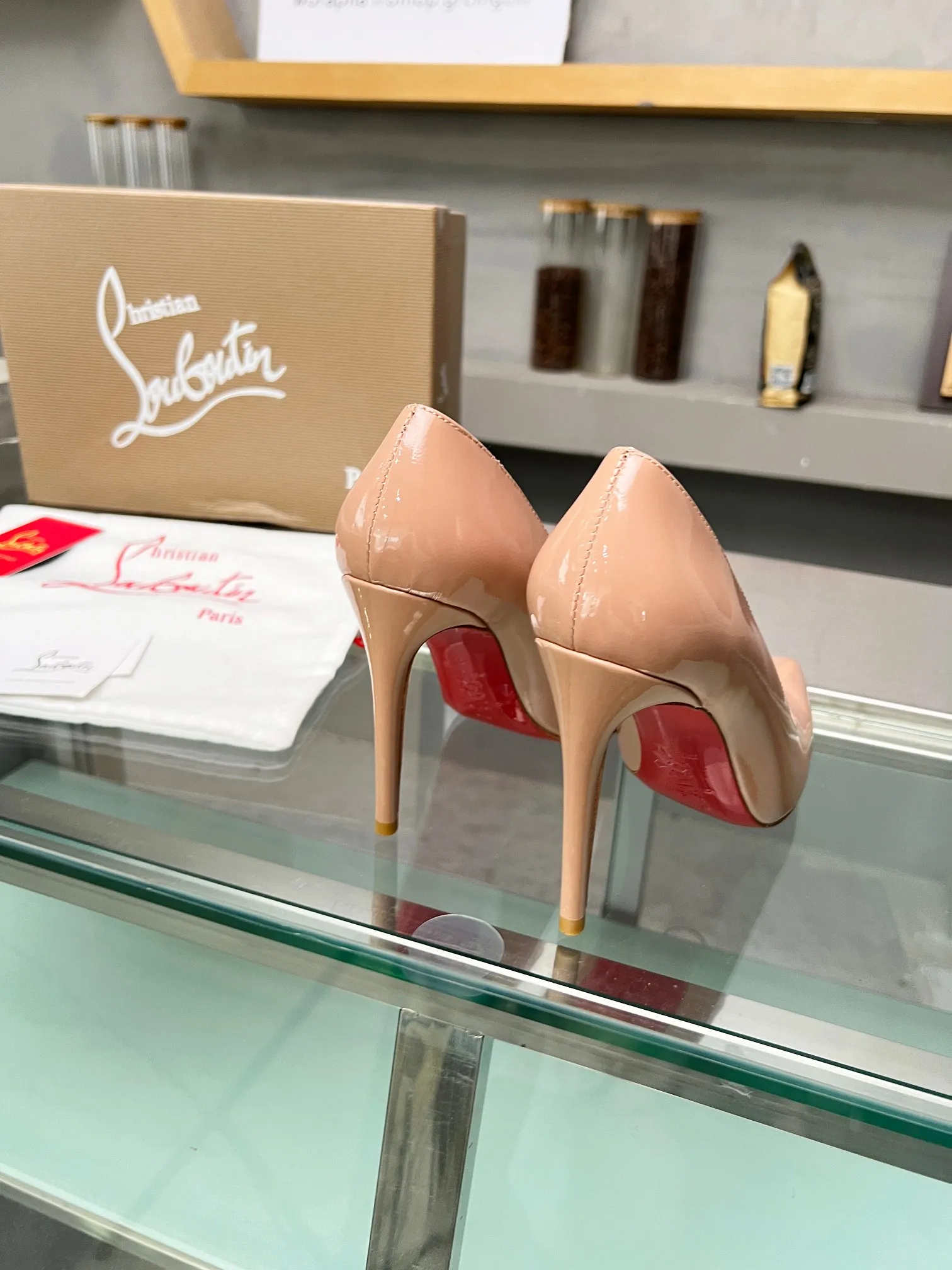 👟👟Ex-factory price 560👟👟 Women's shoes, women's clothing, Christian Louboutin CL red-soled shoes‖ Globally limited edition! Blessings from Las Vegas❤ Inspired by the colorful neon of Las Vegas🎆 Handmade, exquisite craftsmanship❗Collectible work❗ Absolutely eye-catching presence🌟 Transparent👟👟Factory price VC ironed with various crystal diamonds Very exquisite, too beautiful, too beautiful, too beautiful. Stiletto fashion sandals are simply irresistible. Sexy goddess releases invincible femininity. Gorgeous red bottom, just like the red carpet that the queen walks on when she ascends to the top. She is full of aura every minute. No matter in love or in the workplace, one hit is extremely attractive and full of femininity! Suitable for all kinds of gatherings 💎 Undefeated classic, all original one-to-one mold customization 🍳Fabric: original material 👟👟factory price VC/mesh 🍳Inner: imported soft sheepskin lining feet 🍳Outsole: original genuine leather sole 🍳Heel height: 3cm/8.5cm/10.5cm higher inside the flat bottom 🍳Color: gold, silver, black White 🍳Size: 35-39 (40/41/42/43 customized, non-refundable) Standard size 🍳Packing: with cloth bag, card
